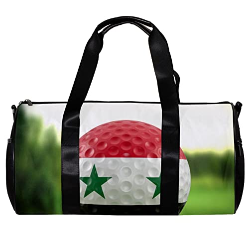 Runde Gym Sport Duffel Tasche mit abnehmbarem Schultergurt Golfball Syrien Flagge auf einem Golfplatz Training Handtasche Übernachtungstasche für Damen und Herren, mehrfarbig, 45x23x23cm/17.7x9x9in