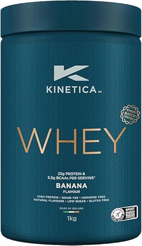 Kinetica Protein Pulver Banane 1kg, Whey Protein, 23g Protein pro Portion, 33 Portionen inkl. Messbecher, Eiweißpulver, Whey Protein Pulver aus EU Weidehaltung, Super Löslichkeit u. reiner Geschmack