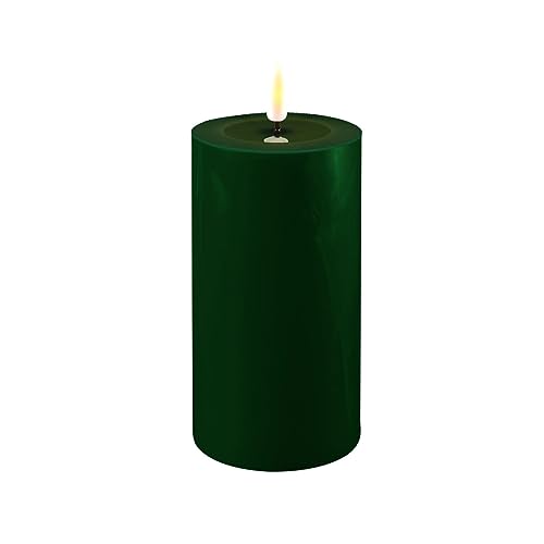 LED Kerze Deluxe Homeart, Indoor LED-Kerze mit realistischer Flamme auf einem Echtwachsspiegel, warmweißes Licht -Dunkel Grün 7,5 x 15 cm