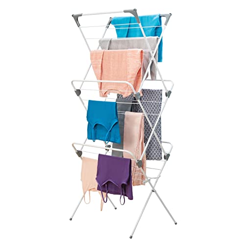mDesign klappbarer Wäscheständer mit großer Ladekapazität auf 3 Ebenen – tragbares, kompaktes Trockengestell mit 27 Wäschestangen aus Metall und Kunststoff – weiß und grau
