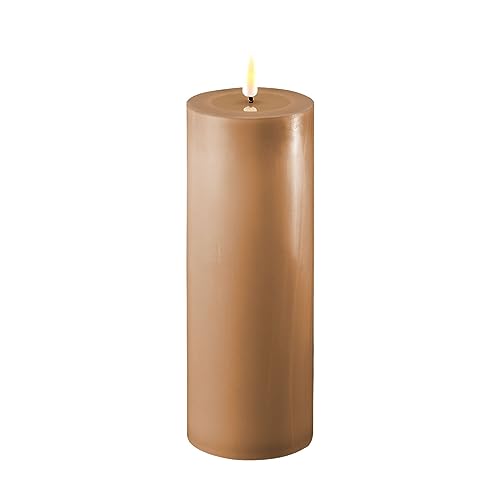 LED Kerze Deluxe Homeart, Indoor LED-Kerze mit realistischer Flamme auf einem Echtwachsspiegel, warmweißes Licht - Karamellbraun 7,5 x 20 cm