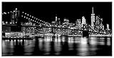 ARTland Glasbilder Wandbild Glas Bild einteilig 60x30 cm Querformat New York Amerika Foto Schwarz Weiß Manhattan Skyline Brooklyn Bridge Impressionen bei Nacht T0EL