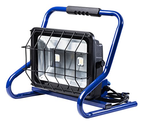 as - Schwabe Tragbarer CHIP-LED Strahler - 80 W mobiler Baustrahler - Fluter mit 3 m Kabel - IP44 - inklusive 2-fach Steckdose - 6800 Lumen - Schwarz, Blau I 46928, 230 V