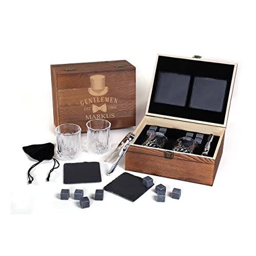 FORYOU24 Whisky Geschenk Box aus Holz mit Gravur des Namens Motiv Gentleman I 2 Whiskeygläser I 2 Schiefer-Untersetzer I 8 Kühlsteine + Zange I Geschenk für Männer I Geschenkidee