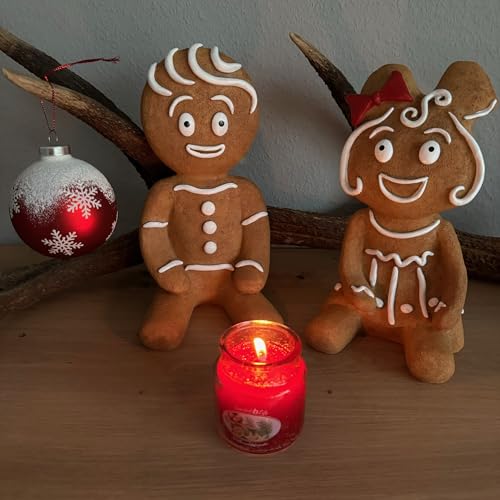 OF 2 Deko Figuren Lebkuchenmann & Frau sitzend als Weihnachtsdeko für innen & aussen - Gartenfiguren - 24 cm groß
