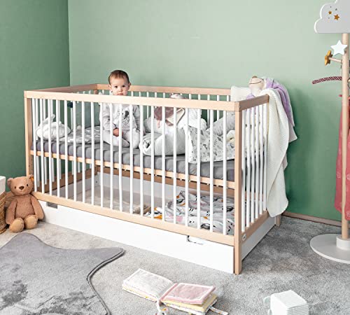 Mitwachsendes Babybett 60x120 cm Toni aus hochwertiger Buche, mit Schlupfsprossen und Matratze mit Schublade in Weiß
