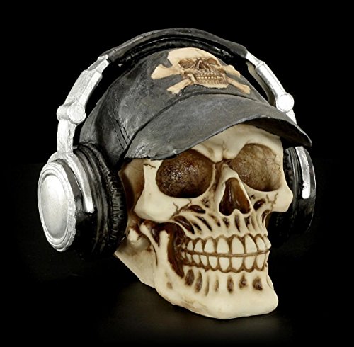Totenkopf Figur mit Cappie und Kopfhörern