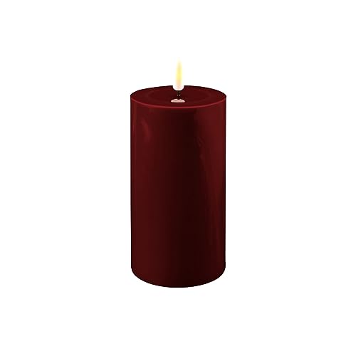 LED Kerze Deluxe Homeart, Indoor LED-Kerze mit realistischer Flamme auf einem Echtwachsspiegel, warmweißes Licht -Burgogne Rot 7,5 x 15 cm
