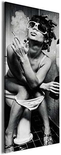 Wallario Leinwandbild Kloparty - Sexy Frau auf Toilette mit Zigarette und Schnaps - 30 x 75 cm: Brillante lichtechte Farben, hochauflösend, verzugsfrei