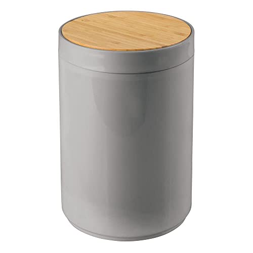 mDesign praktischer Mülleimer Küche – moderner Abfalleimer aus Bambus und Kunststoff für Bad, Büro und Küche – stabiler Papierkorb mit Deckel – grau und bambusfarben
