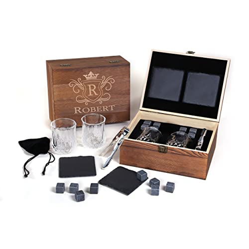 FORYOU24 Whisky Geschenk Box aus Holz mit Gravur des Namens Motiv Royal I 2 Whiskeygläser I 2 Schiefer-Untersetzer I 8 Kühlsteine + Zange I Geschenk für Männer I Geschenkidee