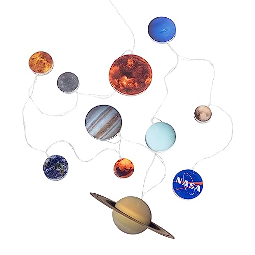 Fizz Creations Lichterkette, inspiriert von der NASA, Sonnensystem. Enthält 9 Planeten und ikonisches NASA-Logo auf 2 m langem Kabel. Batteriebetrieben. NASA Space inspiriertes Merchandise von