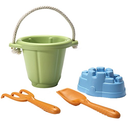 Green Toys 8645427 Sandspielzeug für Sandkasten und Strand, nachhaltiges Spielset inkl. Eimer, Schaufel, Harke und Förmchen für Kinder ab 18 Monaten, 4-teilig