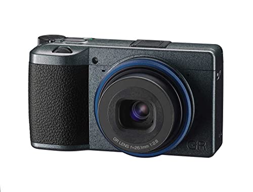 Ricoh GR IIIx Urban Edition, Metallicgraues Gehäuse mit marineblauem Ring, Digitale Kompaktkamera mit 24MP APS-C CMOS Sensor, 40mmF2.8 GR Objektiv (äquiv. zum 35mm Format)
