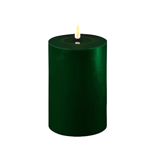 LED Kerze Deluxe Homeart, Indoor LED-Kerze mit realistischer Flamme auf einem Echtwachsspiegel, warmweißes Licht -Dunkel Grün 10 x 15 cm