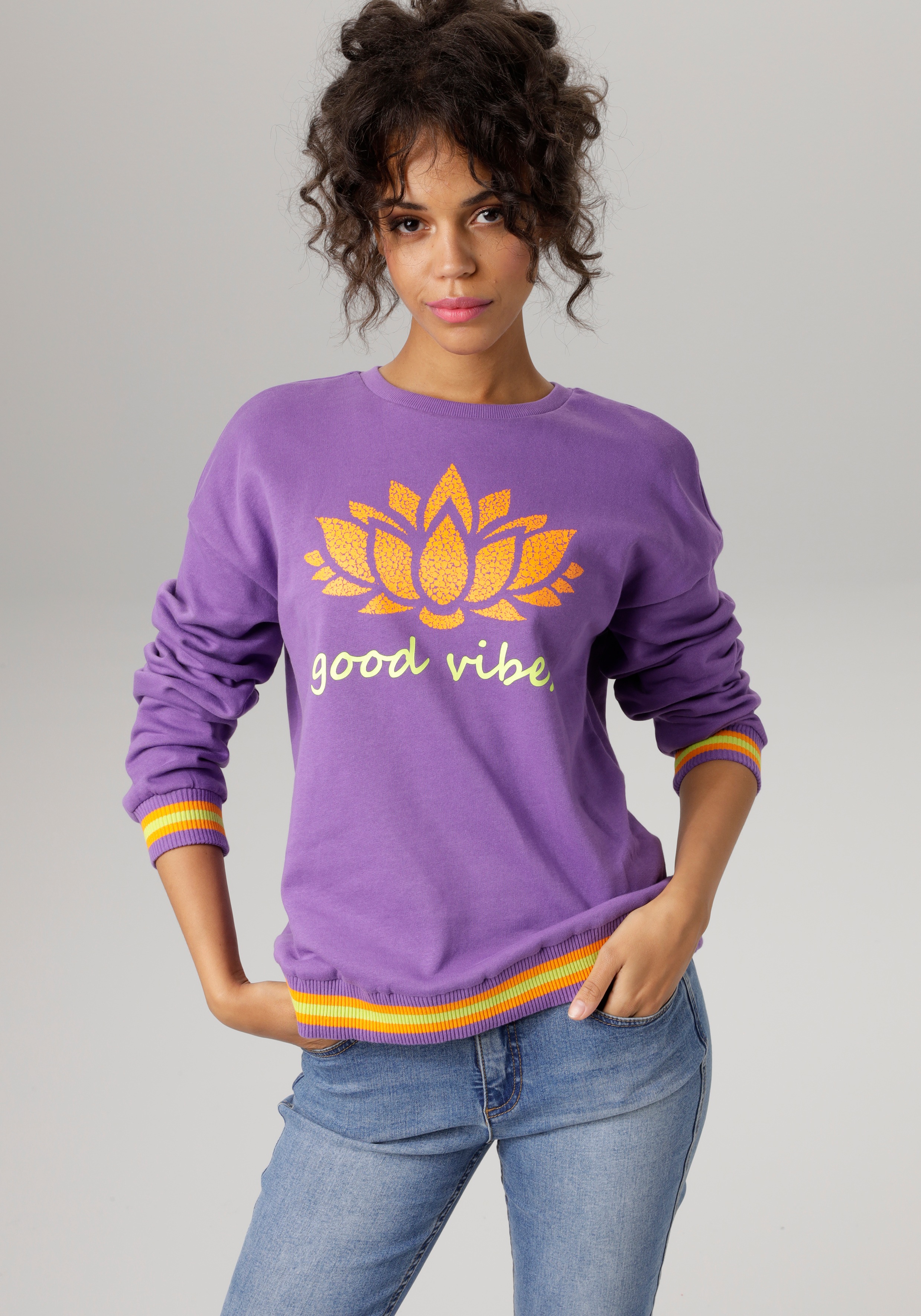 Aniston CASUAL Sweatshirt, Frontdruck mit abstrakter Seerose und "good vibes"-Schriftzug - NEUE KOLLEKTION