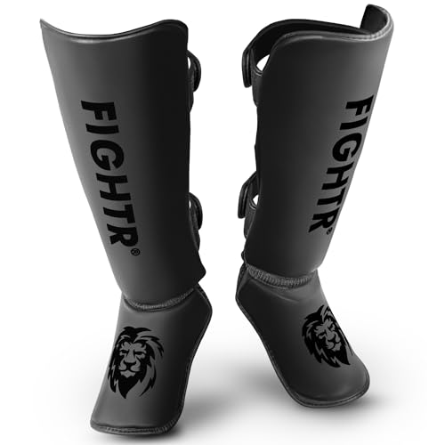 FIGHTR® Schienbeinschoner - mit perfektem Sitz und idealer Polsterung | Dicker Schienbeinschutz für Kicks im Kickboxen, MMA, Muay Thai und weitere Kampfsportarten (XL, All Black)