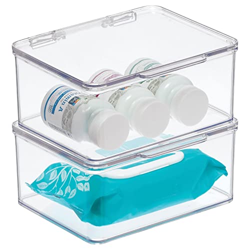 mDesign 2er-Set Badezimmer Box mit Deckel – praktische Kunststoff Box für Pflegeprodukte, Medikamente und Handtücher – stapelbare Aufbewahrungskiste – durchsichtig