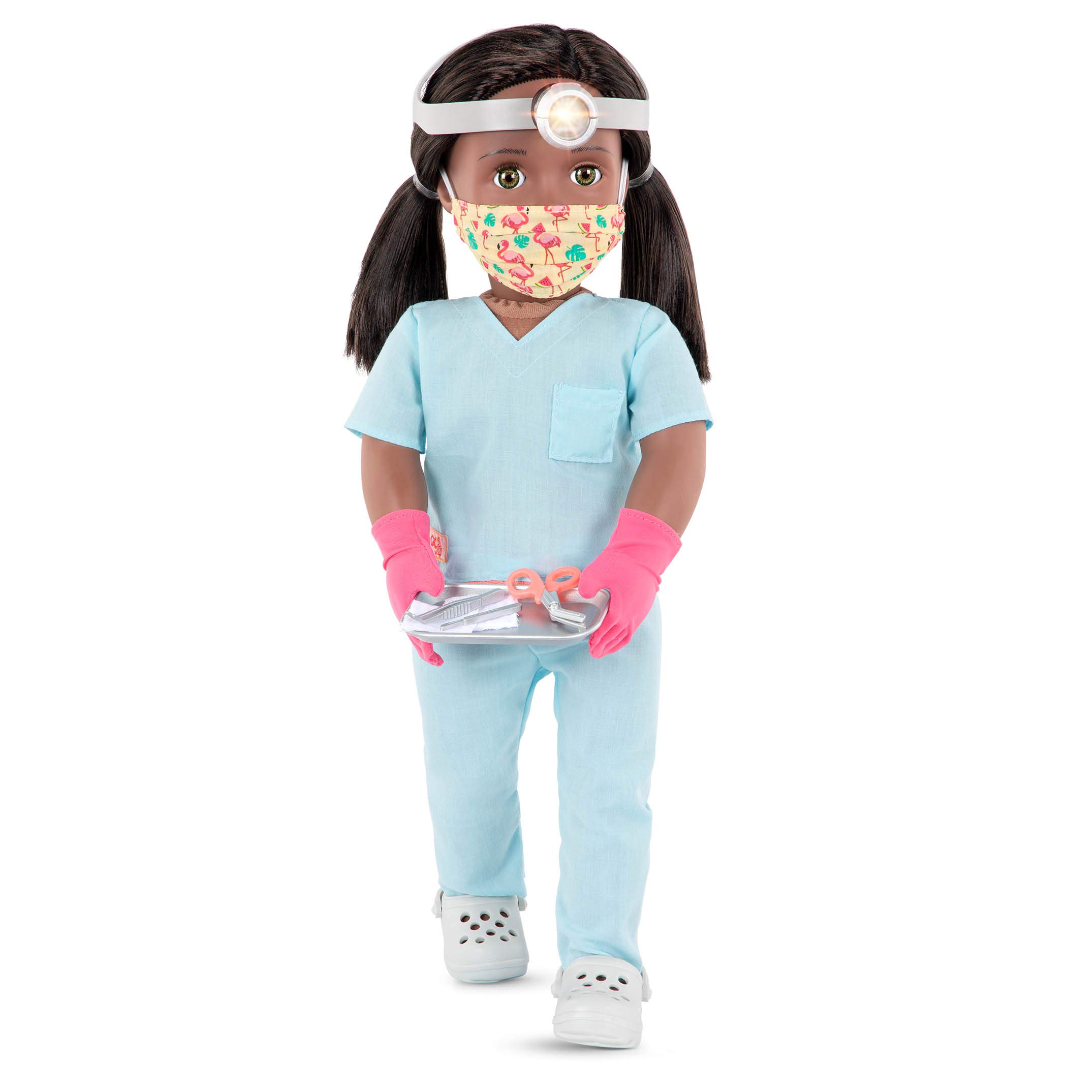 Our Generation 70.31320Z BD31320Z Surgeon Cierra – 46 cm Puppe mit Arztkleidung, Puppenzubehör und schwarzen Langen Haaren zum Frisieren – Kinder Spielzeug ab 3 Jahren-45444 HCM Kinzel, Mehrfarbig