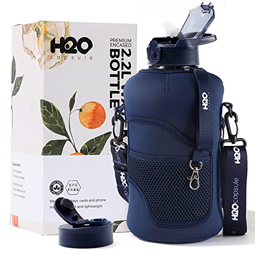 H2O Capsule 2.2 l Half Gallon Wasserflasche mit Aufbewahrungshülse und abnehmbarem Strohhalm,BPA-frei, großer wiederverwendbarer Getränkebehälter mit Griff, 2.2 Liter (8 oz), Marineblau