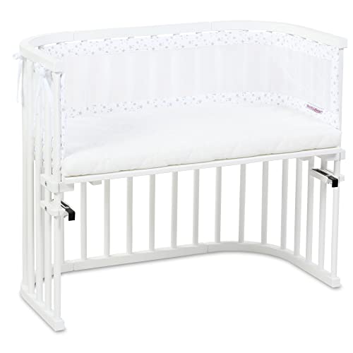 babybay Original Beistellbett mit Matratze Medicott Wave, weiß lackiert, mit Nestchen Mesh-Piqué weiß Sterne perlgrau