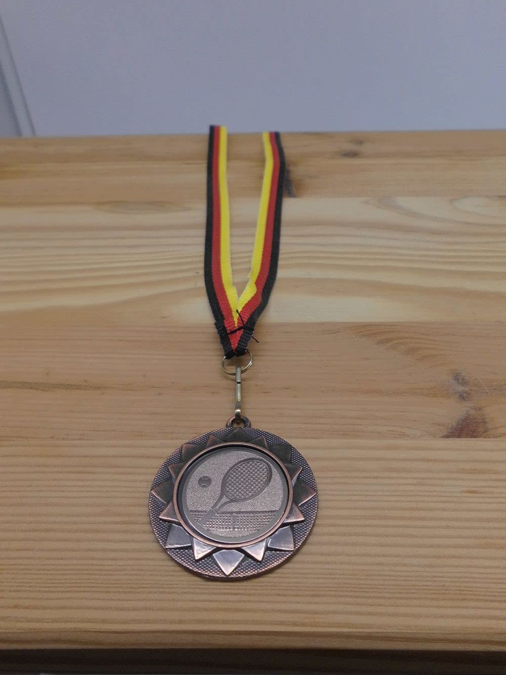 20 Stück Medaillen Tennis Tennissport aus Metall 40mm - mit einem Alu Emblem - inkl. Medaillen Band - Farbe: Bronce - mit Alu Emblem 25mm - Turnier - (e104)