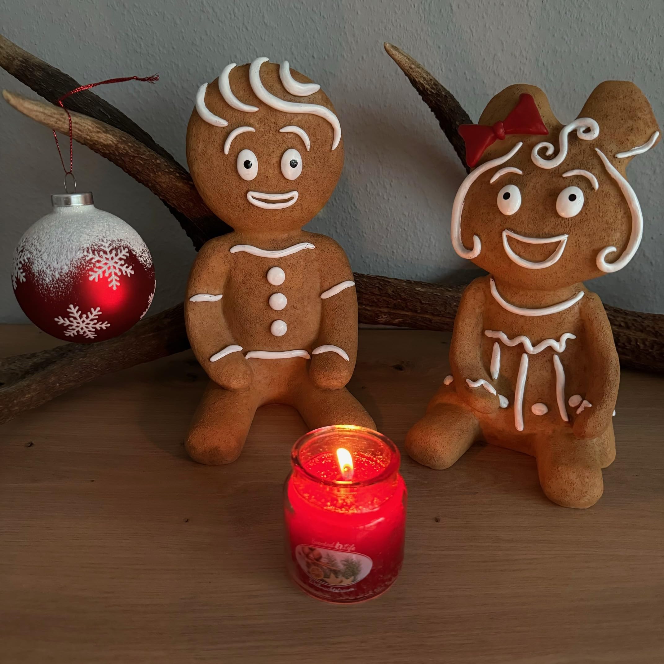 OF 2 Deko Figuren Lebkuchenmann & Frau sitzend als Weihnachtsdeko für innen & aussen - Gartenfiguren - 24 cm groß