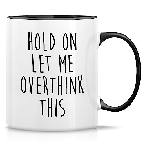 Retreez Lustige Tasse – Hold On Let Me Overthink This Introvert 325 ml Keramik-Kaffeetassen – lustig, sarkasmus, Büroarbeit, Geburtstagsgeschenke – Weiße Tasse mit schwarzem Griff und Innenseite