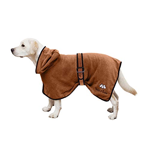 Bella & Balu Hundebademantel aus Mikrofaser + Pfotentuch – Saugfähiger Hunde Bademantel zum Trocknen nach dem Baden, Schwimmen oder Spaziergang im Regen (M | Braun)