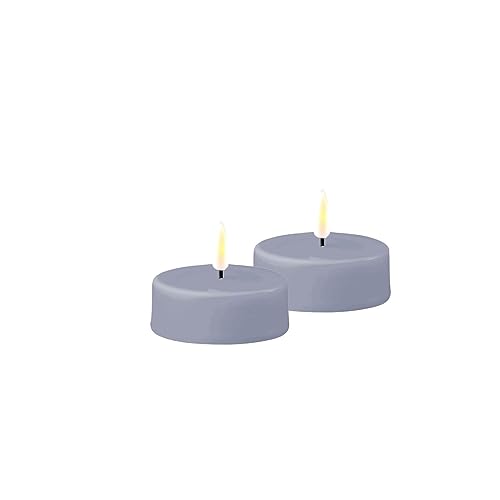 LED Kerze Deluxe Homeart, Indoor LED-Kerze mit realistischer Flamme auf einem Echtwachsspiegel, warmweißes Licht - Dust Blue Großes Teelicht