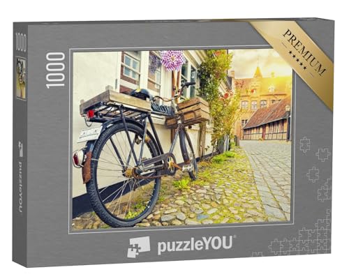 puzzleYOU: Puzzle 1000 Teile „Vintage-Fahrrad vor Einer Hauswand bei Sonnenuntergang in Ribe“