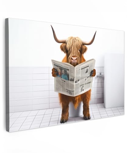 MuchoWow© Bild auf Leinwand Klein 30x20 cm Mini Schlafzimmer Bilder Wand Deko Wohnzimmer Modern Wanddeko Bilderwand Geschenk Schottisches Hochlandrind - Highland Cow - Zeitung - Toilette - WC - Kuh