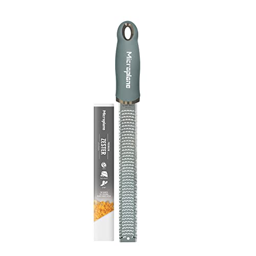 Microplane Zester Küchenreibe in Eukalyptus-Grün für Zitrusfrüchte, Parmesan, Ingwer, Schokolade & Muskatnuss mit feiner Edelstahlklinge - Made in USA