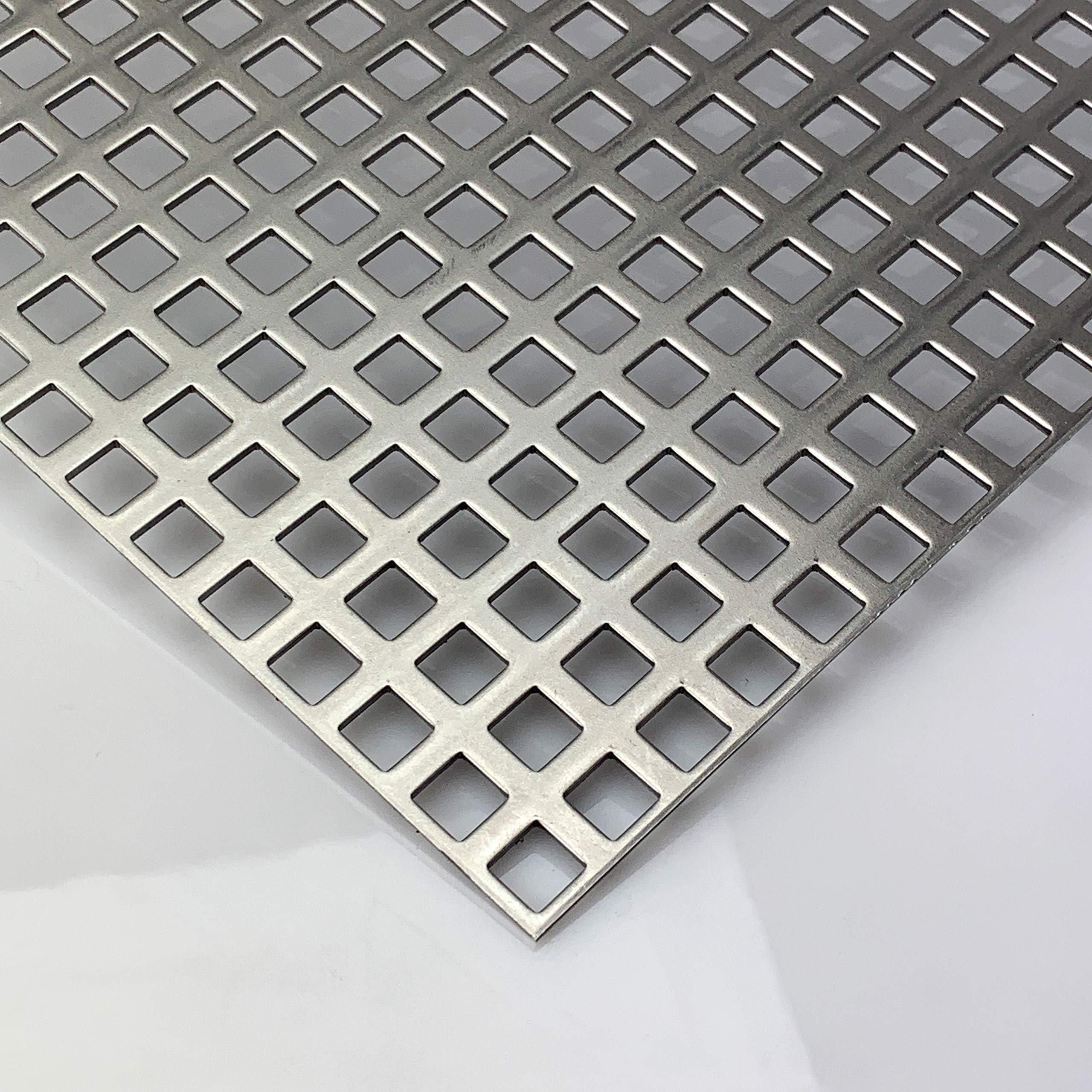 Stahl Blank Lochblech QG10-15 Stahl 2 mm dick Lochblech Zuschnitt nach Wunschmaß (500 mm x 450 mm)