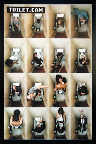 Close Up Toilet.Cam Poster (66x96,5 cm) gerahmt in: Rahmen schwarz