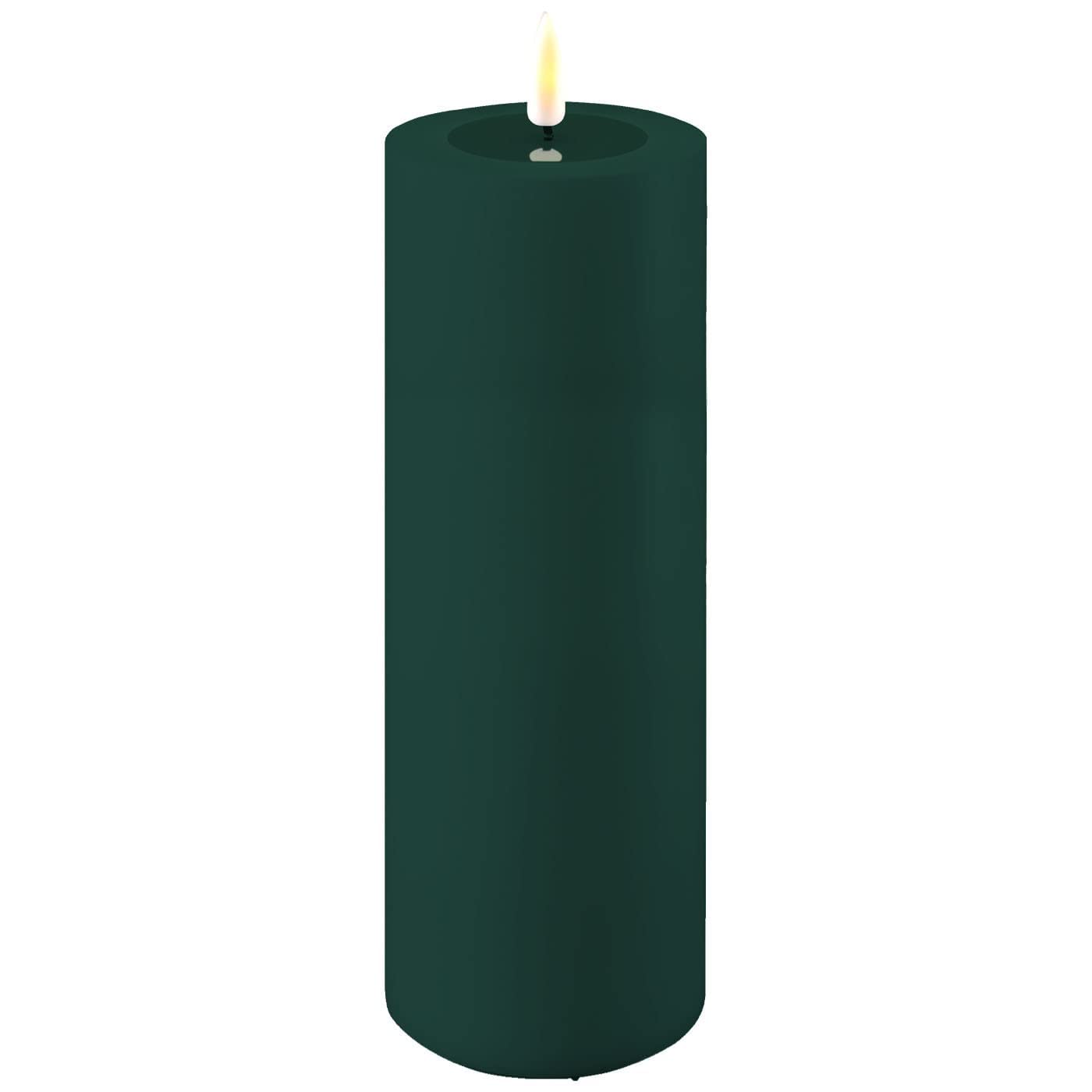 LED Kerze Deluxe Homeart, Outdoor LED Kerze (Kunststoff – Kein Echtwachs) mit realistischer Flamme, warmweißes Licht, Hitzebeständig für den Aussenbereich– (Dunkel Grün)