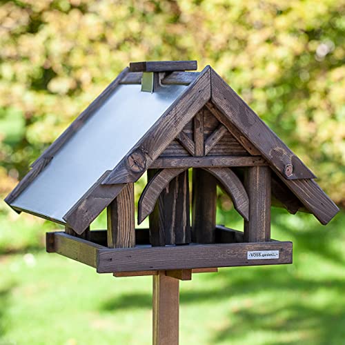 VOSS.garden Vogelhaus Sibo inklusive Standfuß und Futter-Schornstein, hochwertige imprägnierte Fichte, Vogelfutterstation Futterhaus Vogelhäuschen, Gesamthöhe 135cm