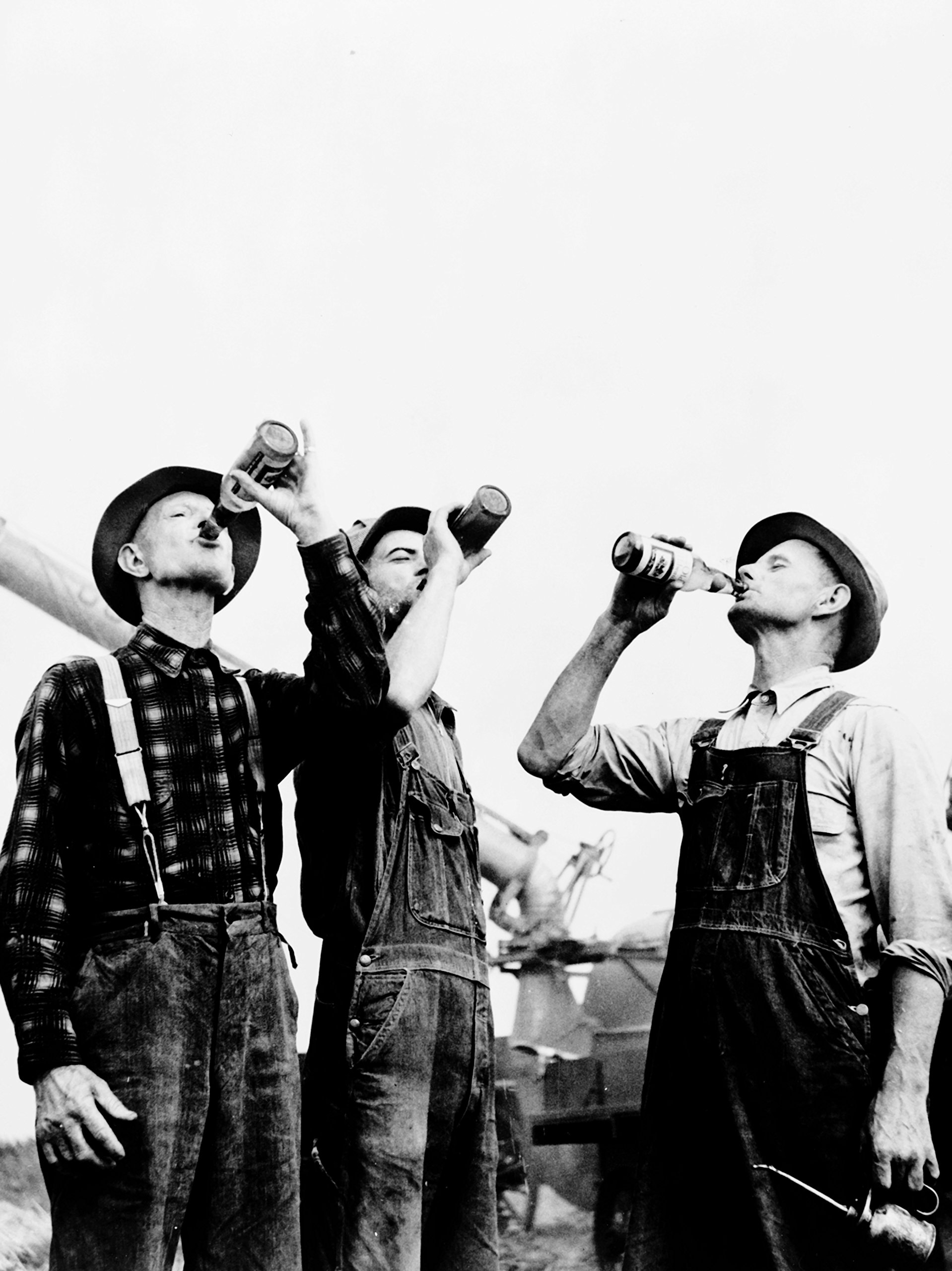 Wee Blue Coo Kunstdruck auf Leinwand, Motiv: Jackson Michigan Farmers Drinking Beer