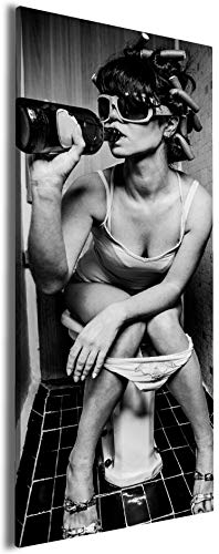 Wallario Leinwandbild Kloparty - Sexy Frau auf Toilette mit Weinflasche - Wandbild 30 x 75 cm: Kunstdruck | Brillante lichtechte Farben | hochauflösend | verzugsfrei