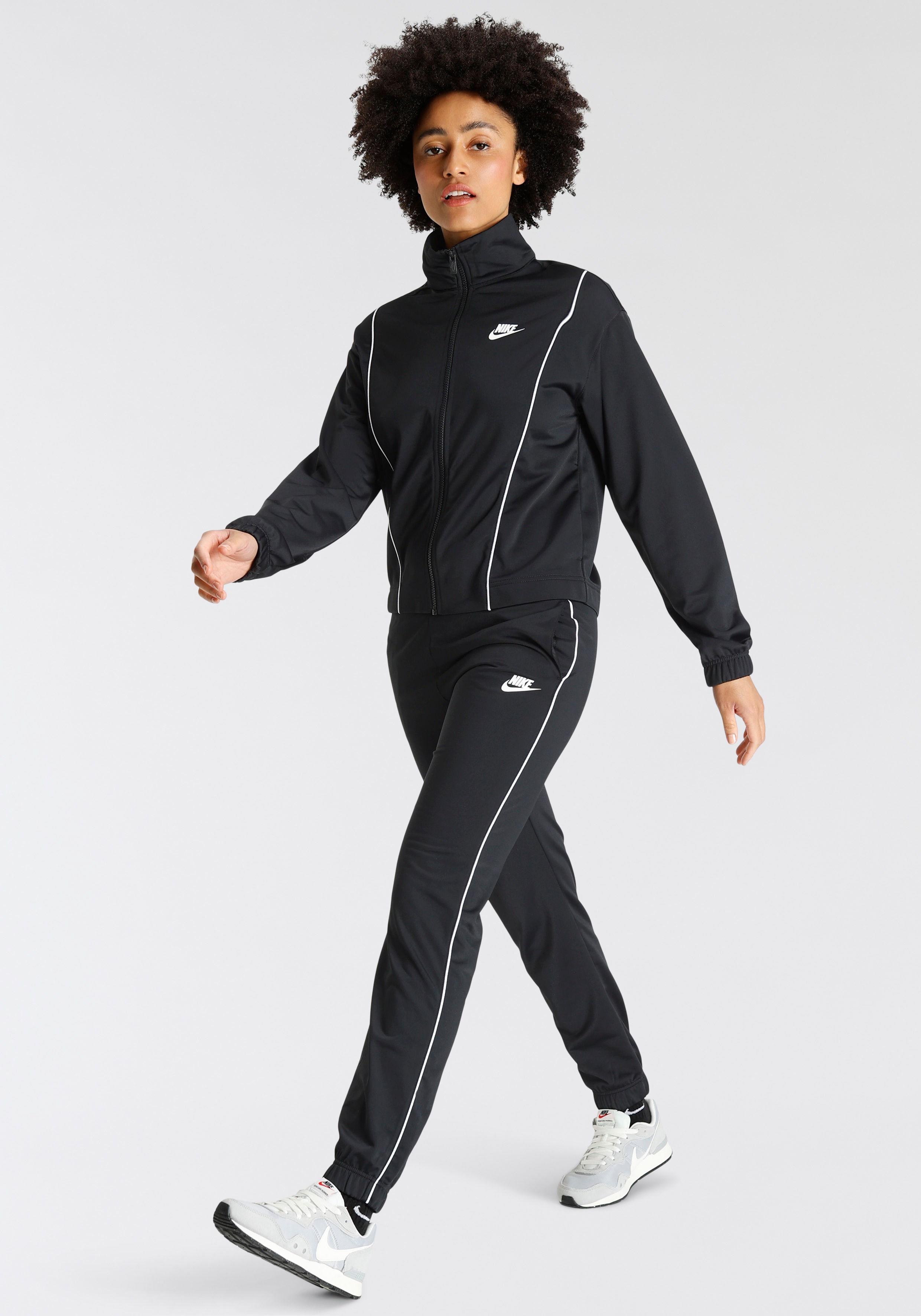 Nike Sportswear Trainingsanzug Women's Fitted Track Suit, (Set, 2 tlg.)