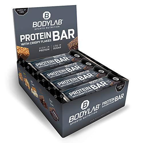 Bodylab24 Crispy Protein Bar 12 x 65g, Protein-Riegel mit 27g Eiweiß pro Riegel, Zuckerarmer Fitness Snack, Knuspriger Eiweißriegel mit vielen Ballaststoffen, Cookies & Cream
