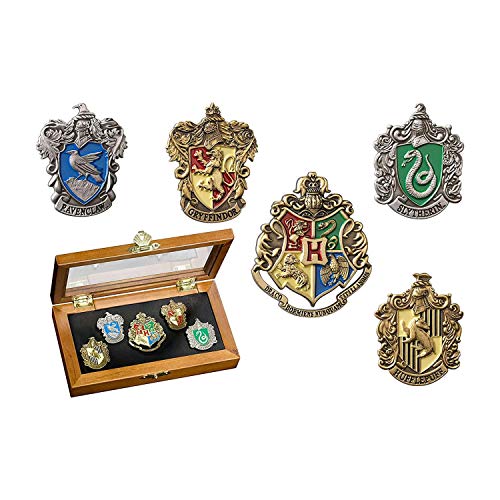 The Noble CollectionHogwarts House Pin - Fünf Stifte in der Vitrine. Harry Potter Edle Sammlung