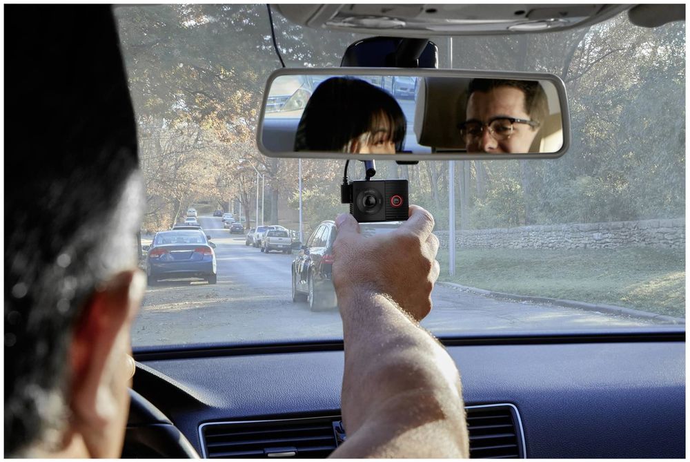 Garmin Dash Cam Tandem mit Zwei 180° Linsen für Straßen- und Innenraum-Aufnahmen, Frontlinse mit 1440p, ultrakompakt, automatische Unfallerkennung, Nachtsicht mit 720p, GPS, WLAN, inkl. Speicherkarte