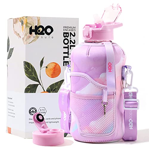 H2O Capsule 2.2 l halbe Liter Wasserflasche mit Aufbewahrungshülle und abnehmbarem Strohhalm,BPA-frei, großer, wiederverwendbarer Getränkebehälter mit Griff, 2.2 Liter, lila Batikfärbung