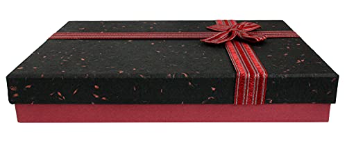 Emartbuy Starre Geschenkbox, 30,5 x 23 x 5 cm, strukturierte burgunderrote Box mit schwarzem Deckel, innen braun, gestreiftes Dekoband und 50 g geschreddertes Papier in schwarz