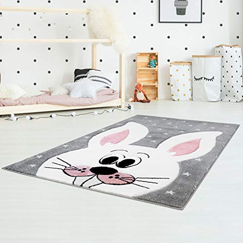 Kinderteppich Flachflor Bueno mit Hase Sternen in Grau Rosa mit Konturenschnitt für Kinderzimmer; Größe: 140x200 cm