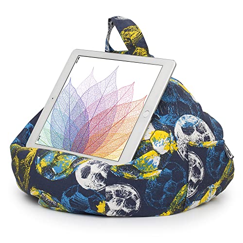 iBeani iPad- und Tablet-Kissenständer – Sitzsackhalter für alle Geräte – hält sicher in jedem Winkel auf jeder Oberfläche – praktische Seitentasche – Verschiedene Designs – Fußball