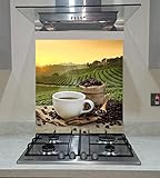 Spritzschutz aus gehärtetem Glas für die Küche mit einer Kaffeetasse mit Kaffeebohnen auf dem Holztisch, jede Größe (B x H): 60 x 75 cm