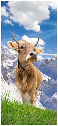 Wallario Selbstklebende Türtapete Kuh im Sonnenschein in den Alpen - 93 x 205 cm in Premium-Qualität: Abwischbar, Brillante Farben, rückstandsfrei zu entfernen