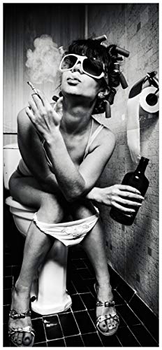 Wallario Selbstklebende Türtapete Kloparty - Sexy Frau auf Toilette mit Zigarette und Schnaps - 93 x 205 cm in Premium-Qualität: Abwischbar, Brillante Farben, rückstandsfrei zu entfernen